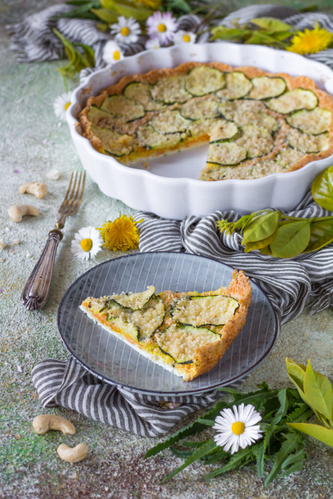 Frittata di albumi al forno con zucchine anacardi e carote fetta pronta da gustare