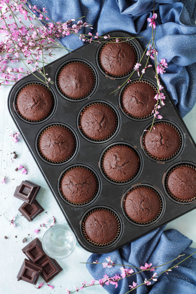 Muffin acqua e cioccolato fondente senza uova e lattosio ricetta vegana