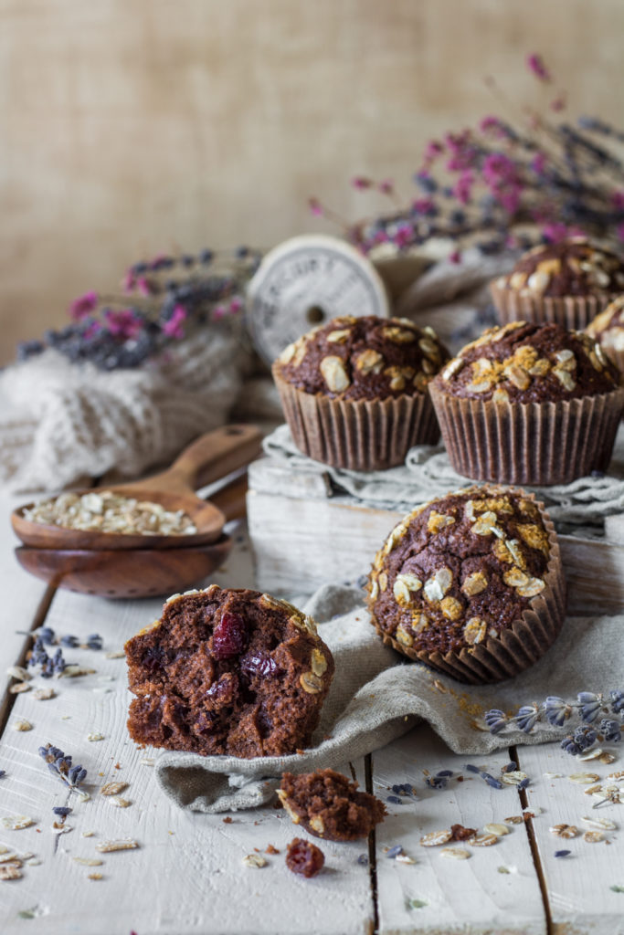 Muffin vegan con farro e fiocchi di avena con frutta disidratata