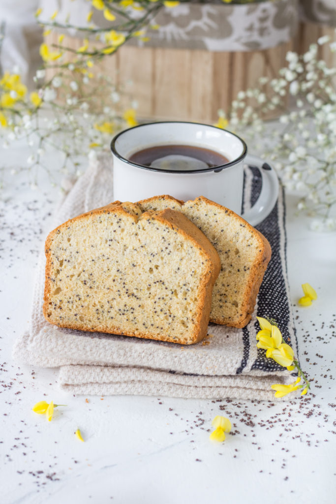 Plumcake albumi e succo di frutta con semi di papavero fette da gustare