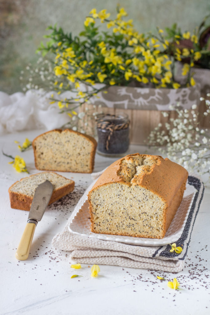 Plumcake albumi e succo di frutta con semi di papavero fetta tagliata e pronta e morbida