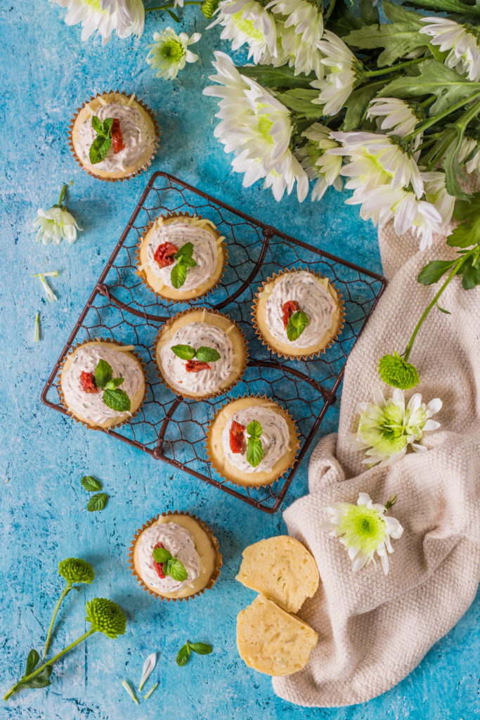 Muffin salati alla creme fraiche con erbe aromatiche gustosi e facili