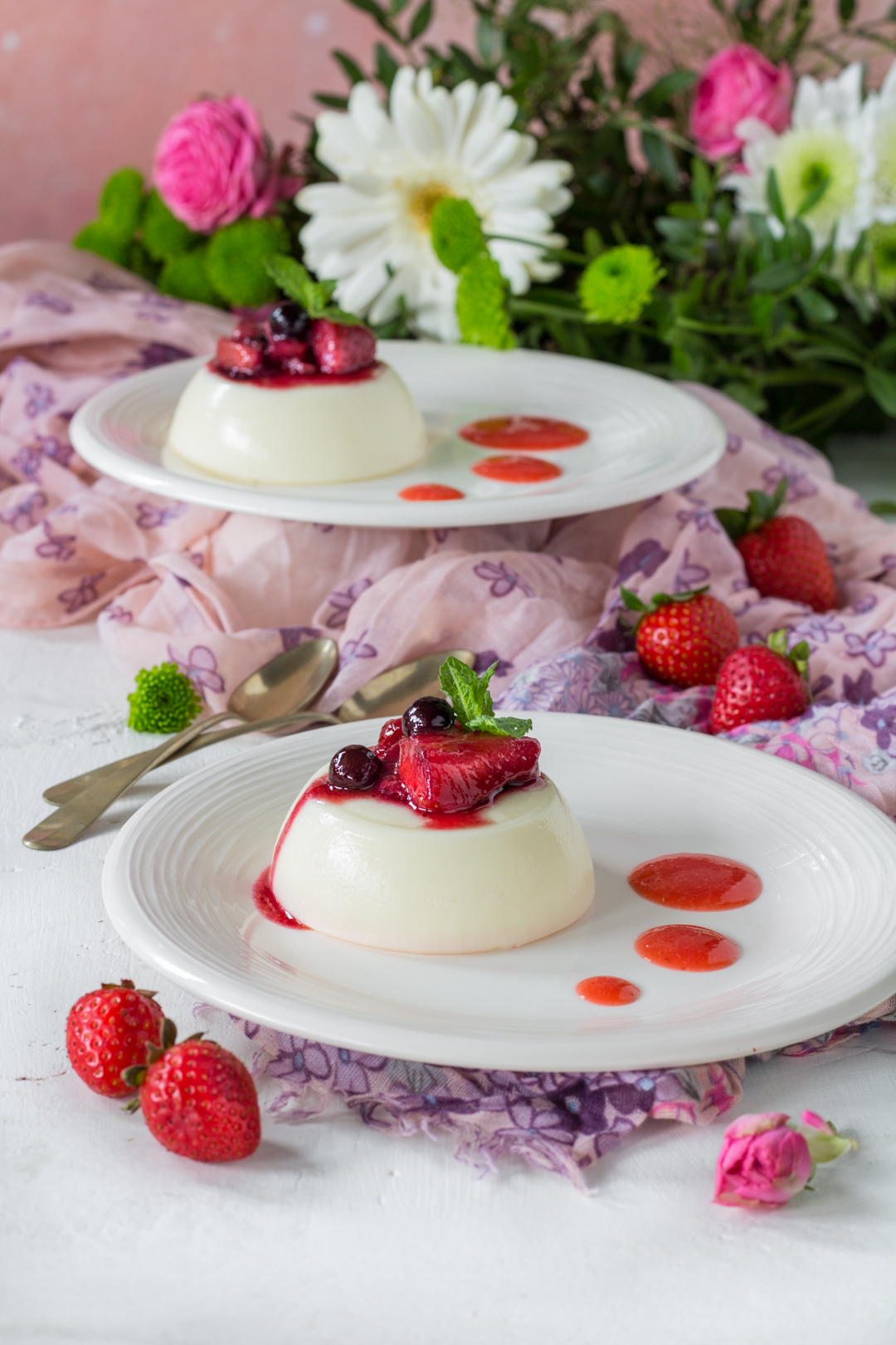 Panna cotta alla creme fraiche con frutti di bosco Delicata e deliziosa!