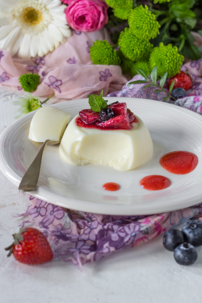 Panna cotta alla creme fraiche con frutti di bosco pronta da gustare