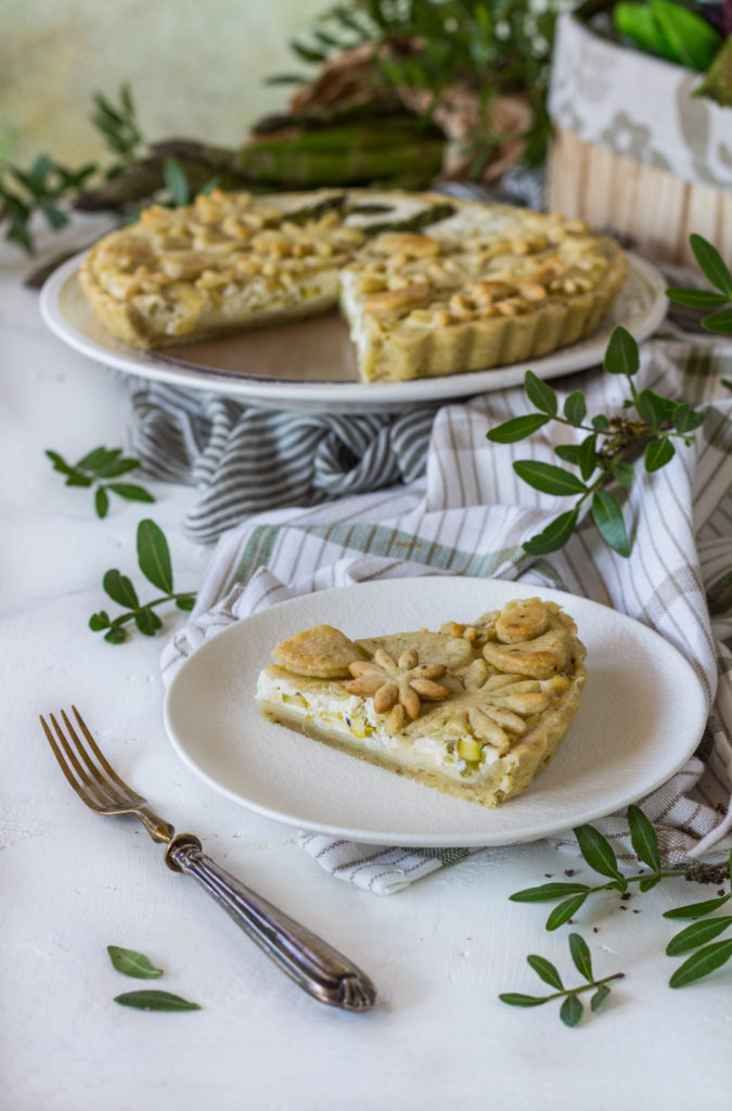 Torta salata asparagi caciotta e crème fraiche fetta tagliata e pronta da gustare