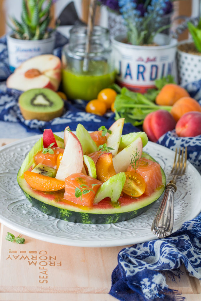 Salmone norvegese marinato con macedonia di frutta e verdura antipasto estivo