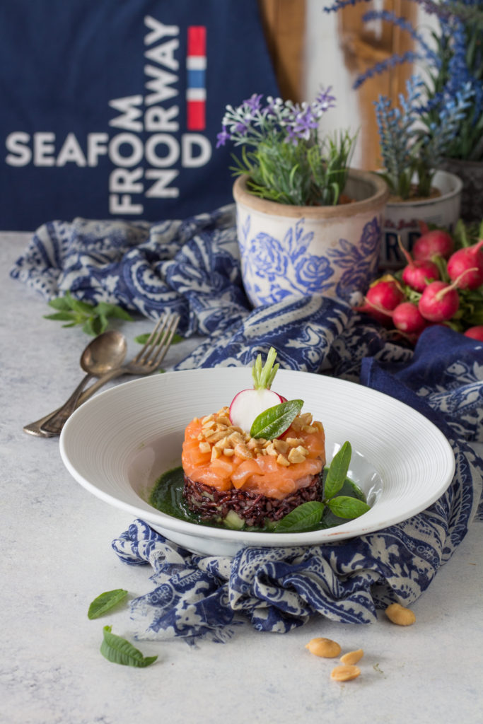 Tartare di salmone norvegese con riso venere e rucola liquida seafood from norway