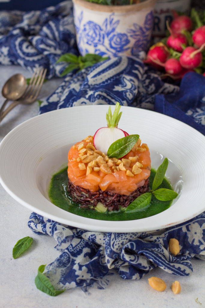 Tartare di salmone norvegese con riso venere e rucola liquida seafood from norway