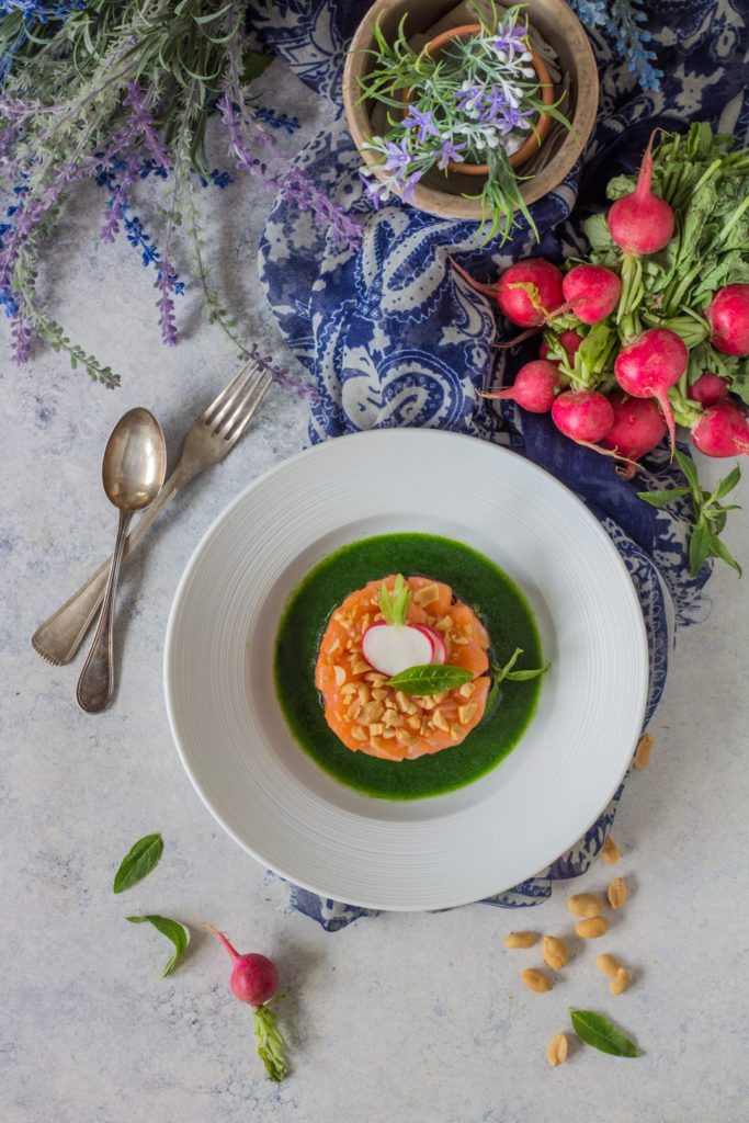 Tartare di salmone norvegese con riso venere e rucola liquida light facile