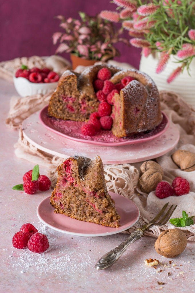 Torta facile noci e lamponi fetta pronta da gustare