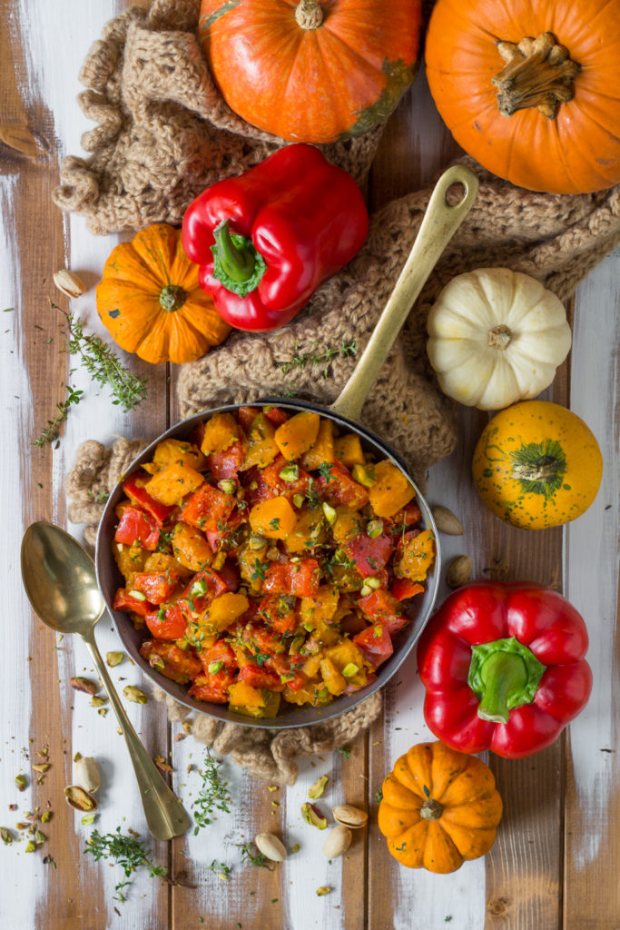 Zucca e peperoni in padella con pistacchi ricetta vegana