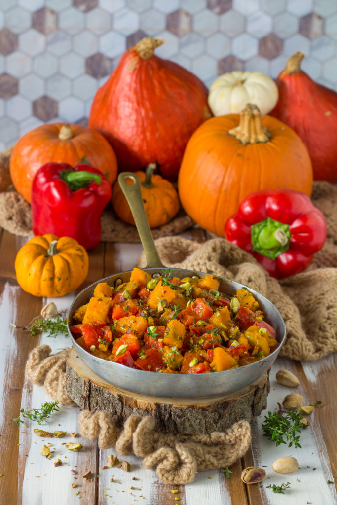 Zucca e peperoni in padella con pistacchi ricetta veloce