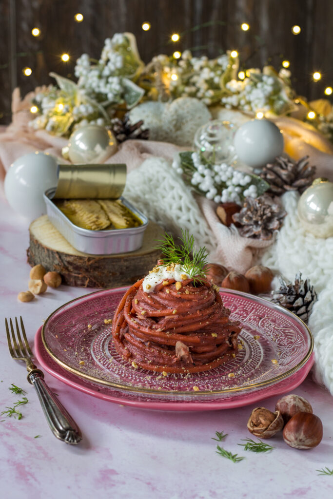 Fettuccine con sgombro barbabietola e nocciole