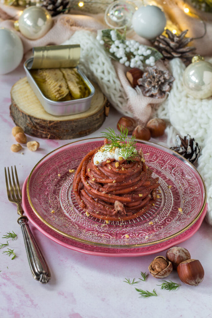 Fettuccine con sgombro barbabietola e nocciole Ancit