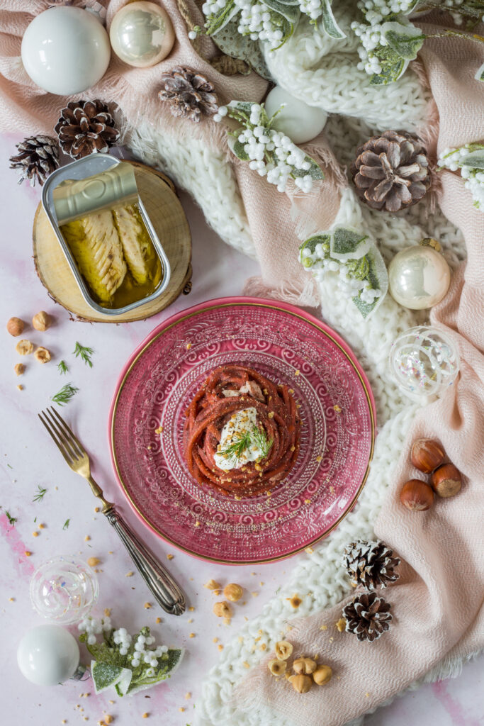 Fettuccine con sgombro barbabietola e nocciole capodanno