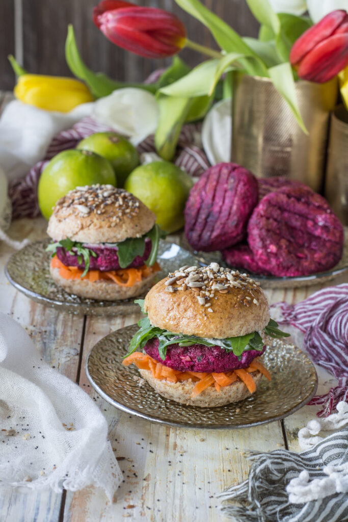 Miniburger vegan con barbabietola e riso