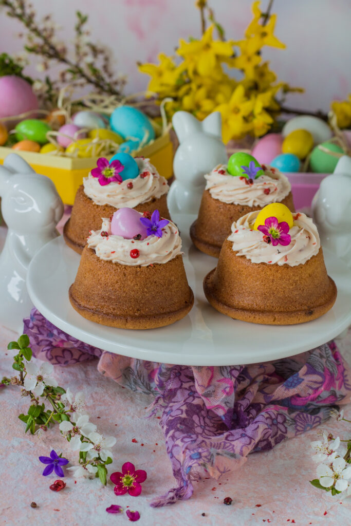 TORTINE CON PANNA MONTATA NELL'IMPASTO