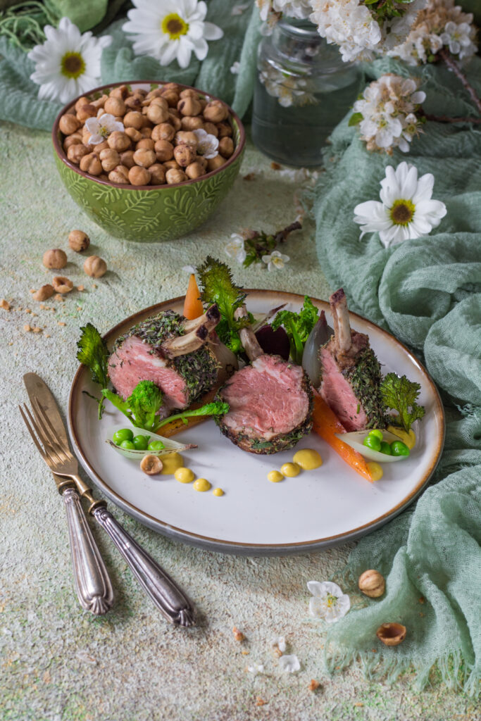 Agnello con nocciole senape e aromatiche