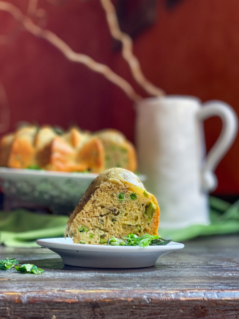 fetta di torta salata pronta da gustare