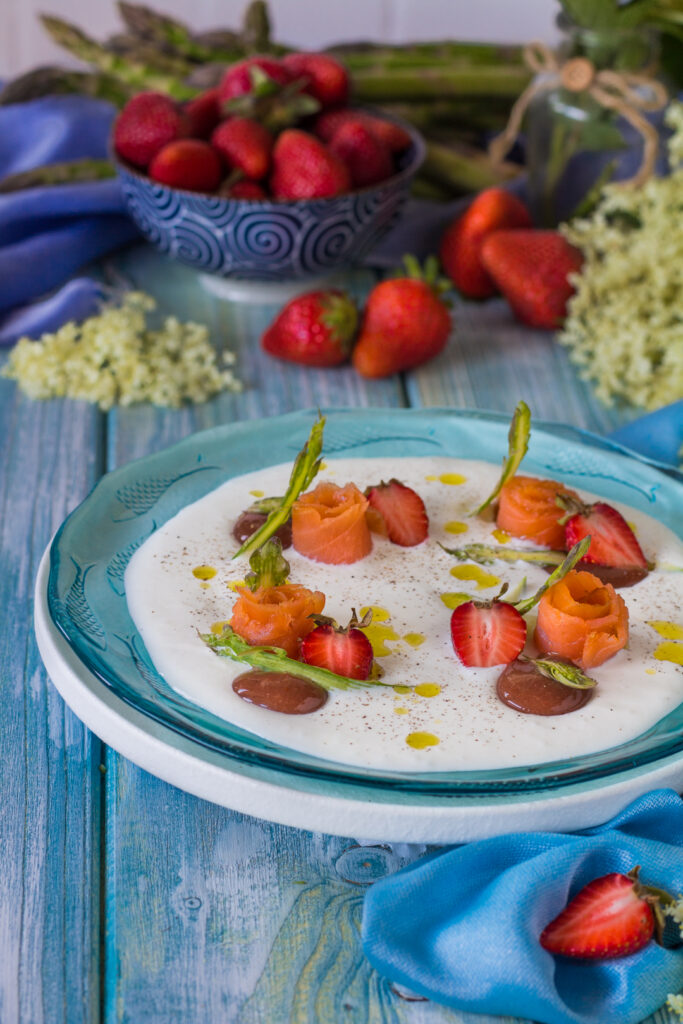 Crema di burrata con asparagi salmone e fragole 