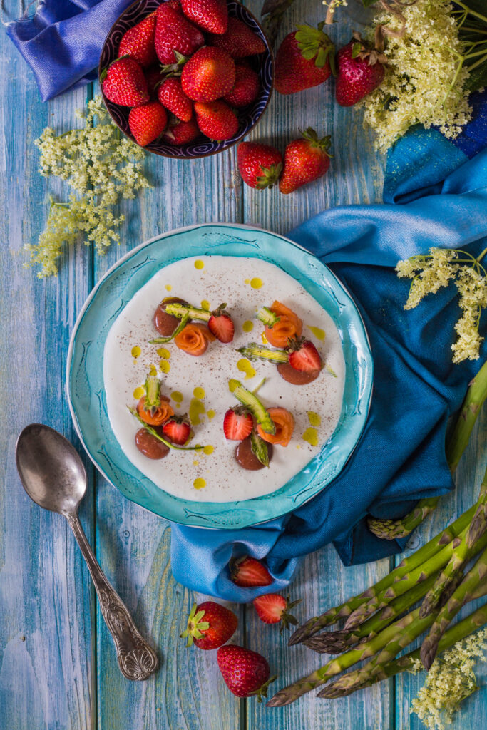 Crema di burrata con asparagi salmone e fragole antipasto primaverile