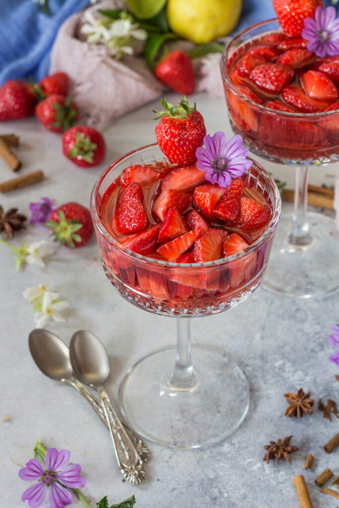 coppetta di fragole al vino pronte da gustare