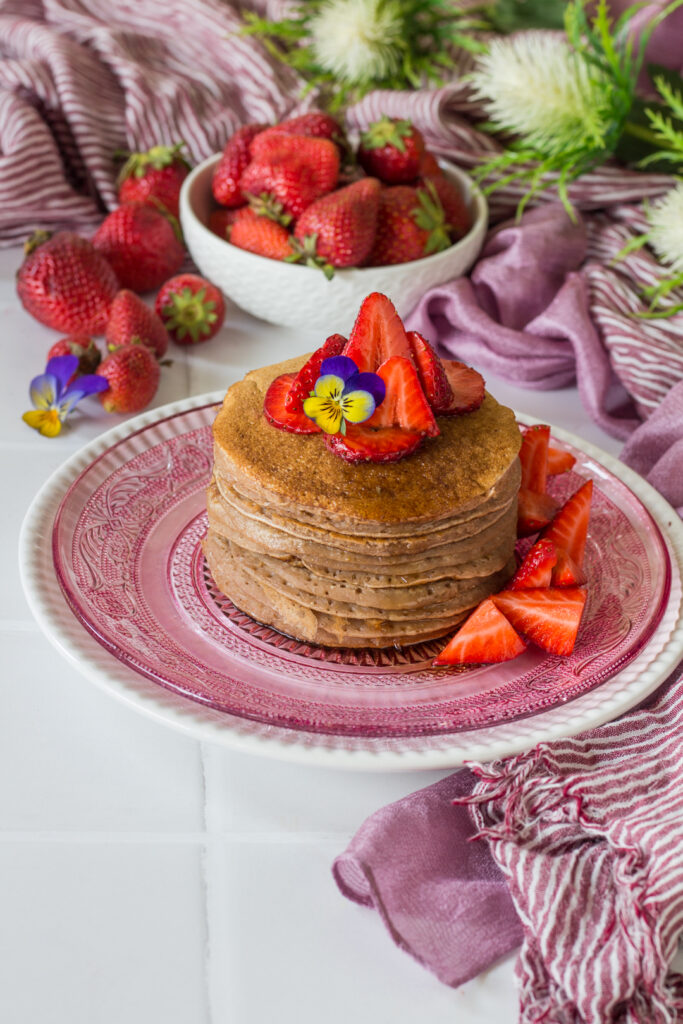 Pancakes vegan con fragole frullate nell'impasto facili e golosi