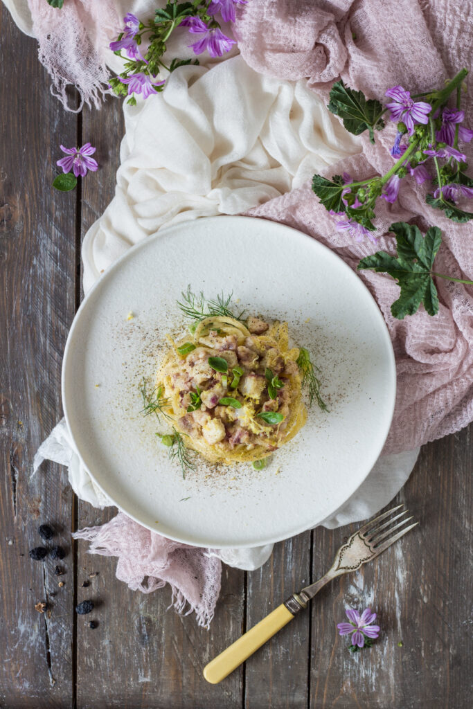 Spaghetti con anguilla e limone pronti da gustare