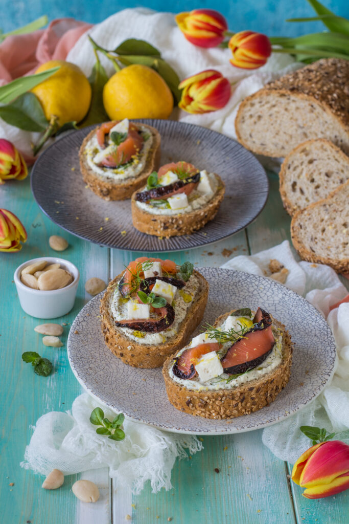 Bruschette mozzarella salmone e crema di mandorle