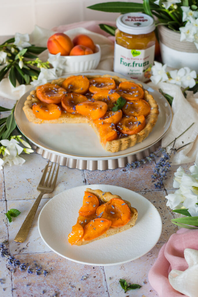 cROSTATA VEGAN CON ALBICOCCHE FRESCHE FETTA PRONTA DA GUSTARE