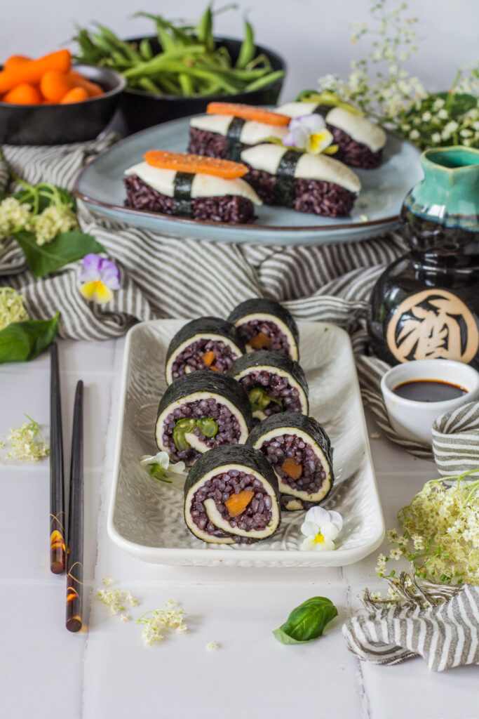 Sushi vegetariano con riso venere e mozzarella