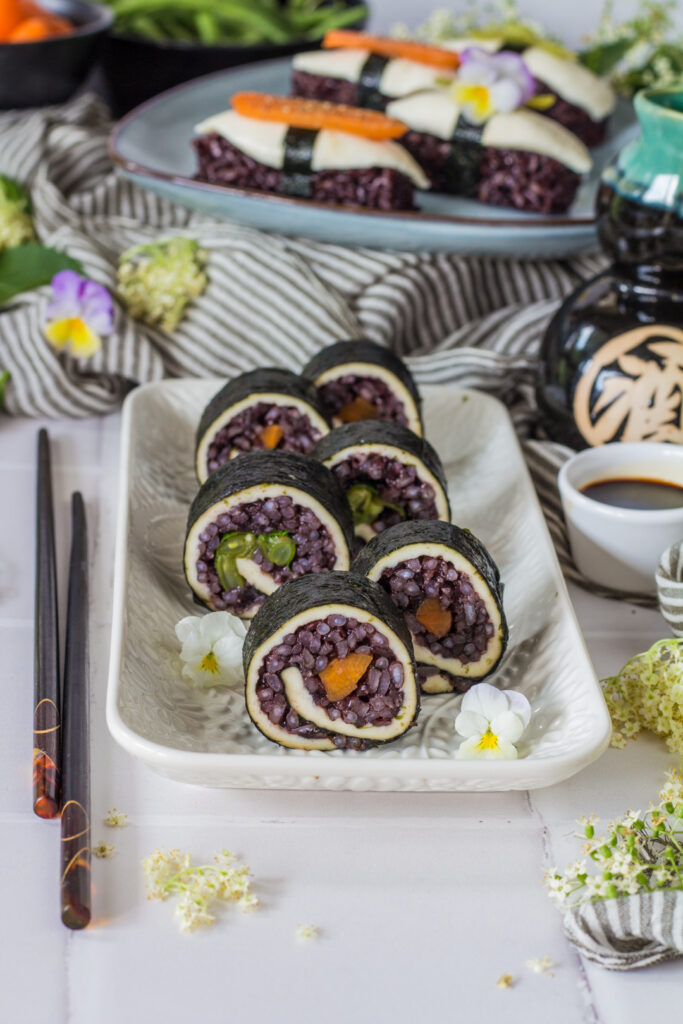 Sushi vegetariano con riso venere e mozzarella