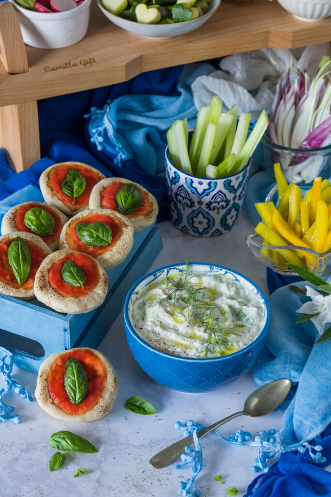 Tzaziki vegano con pizzette in padella