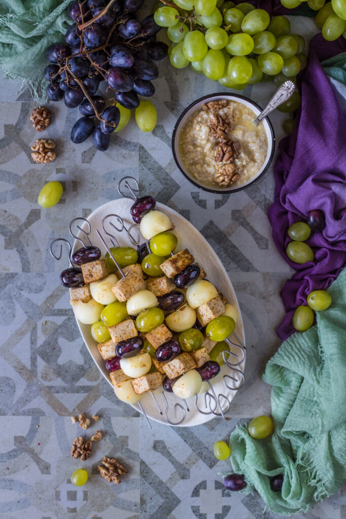 Spiedini di uva melone bianco e tofu speziato