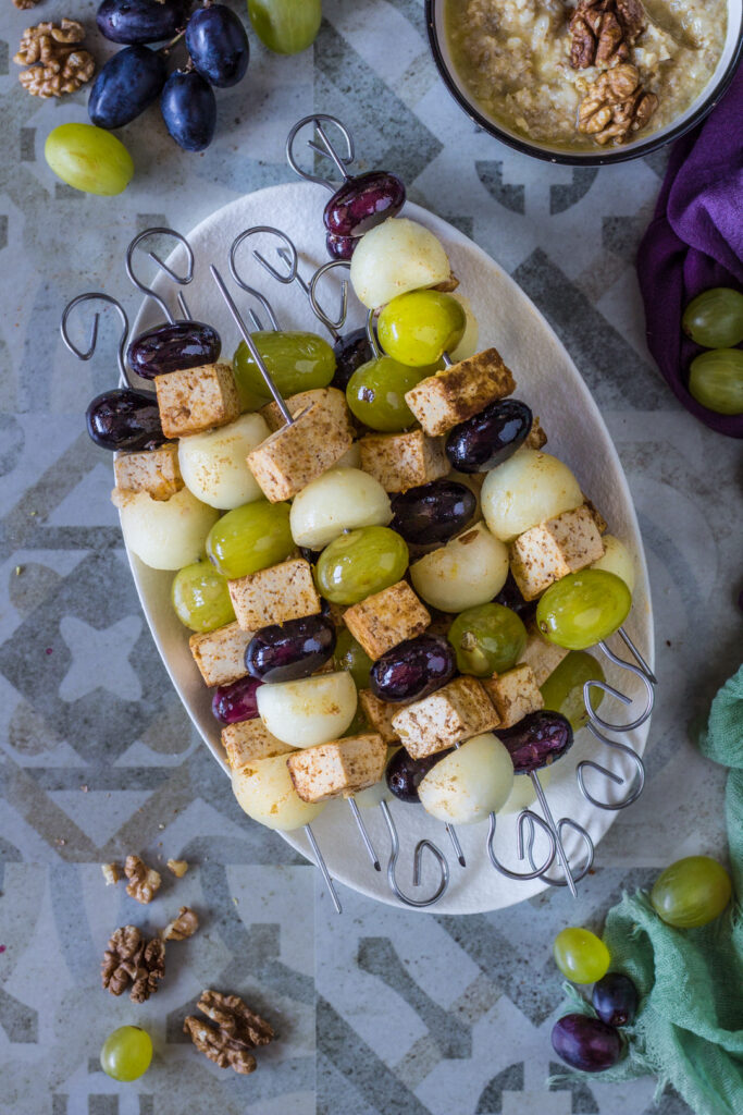 Spiedini di uva melone bianco e tofu speziato dettaglio