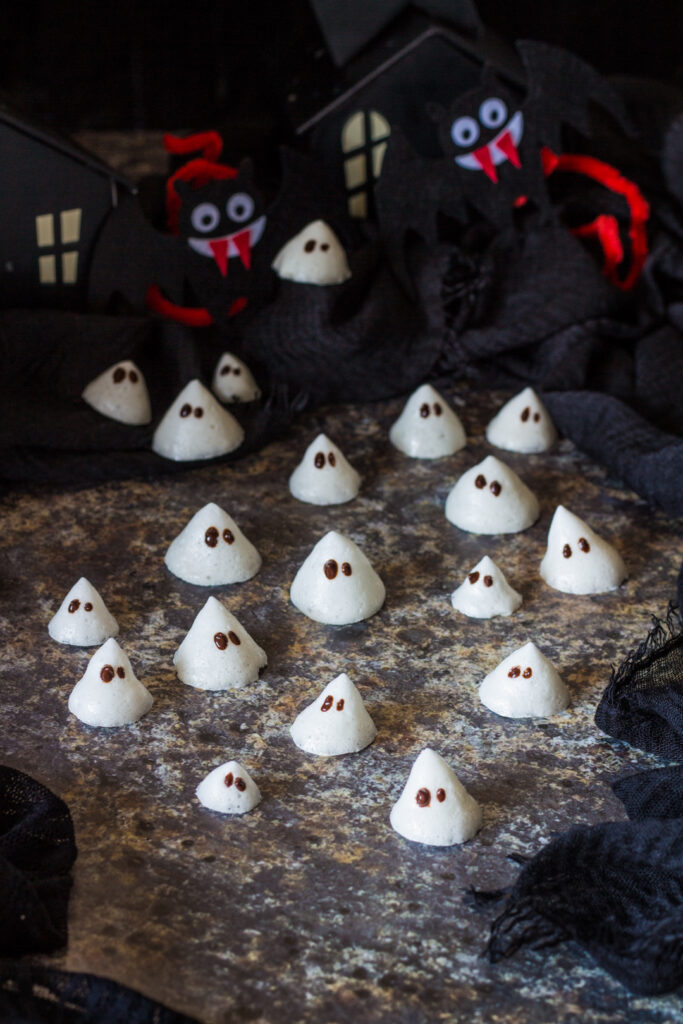 Fantasmini di aquafaba per Halloween