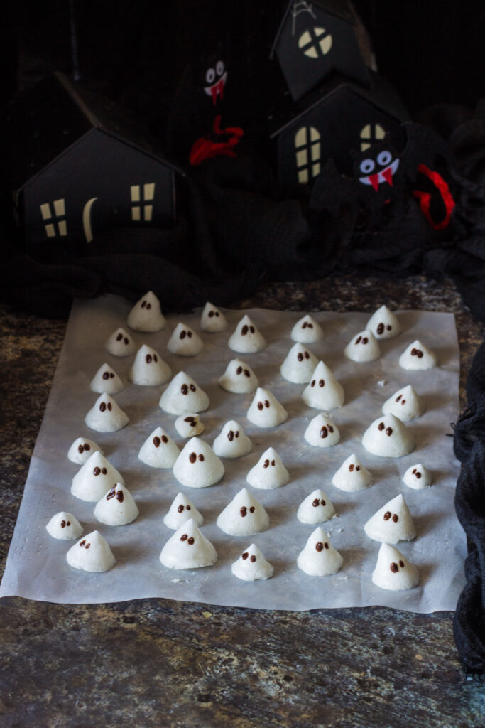 Fantasmini di aquafaba per Halloween