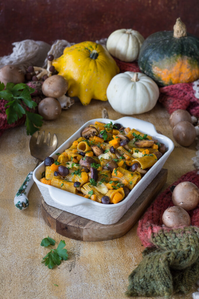 Pasta al forno con zucca funghi e caciotta