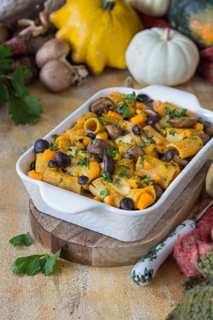 Pasta al forno con zucca funghi e caciotta