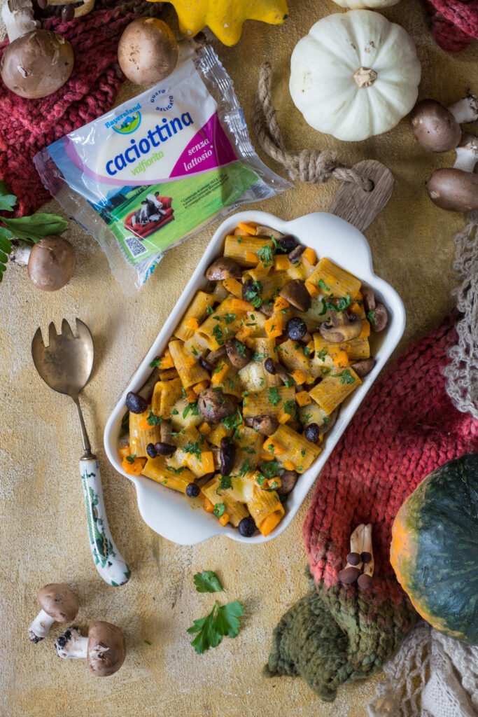 Pasta al forno con zucca funghi e caciotta