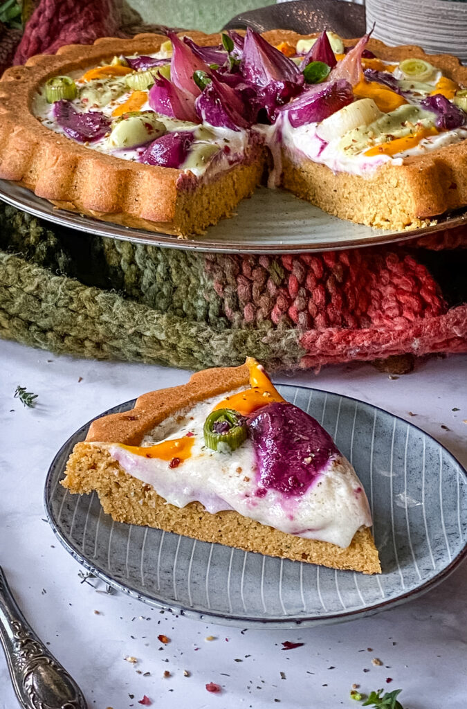 Fetta tagliata e pronta da gustare crostata morbida salata vegana