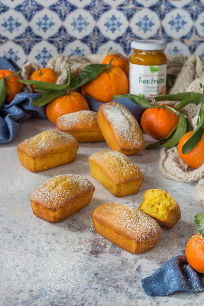 Tortine soffici mandarino e curcuma con marmellata nell'impasto