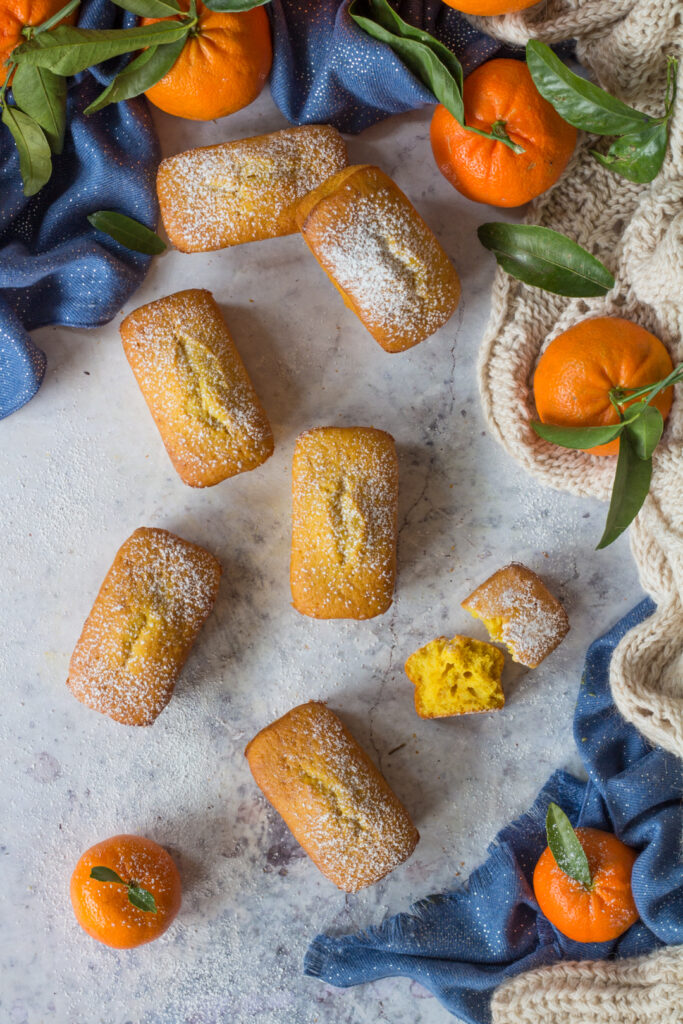 Tortine soffici mandarino e curcuma con marmellata nell'impasto