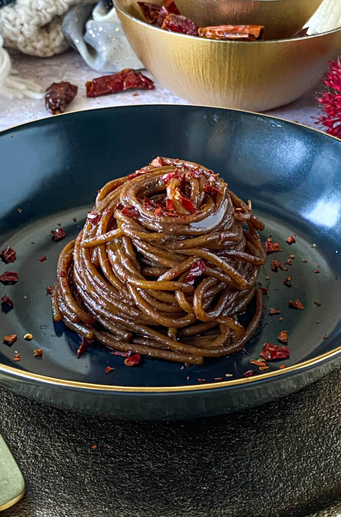 pasta aglio nero olio e peperoncino