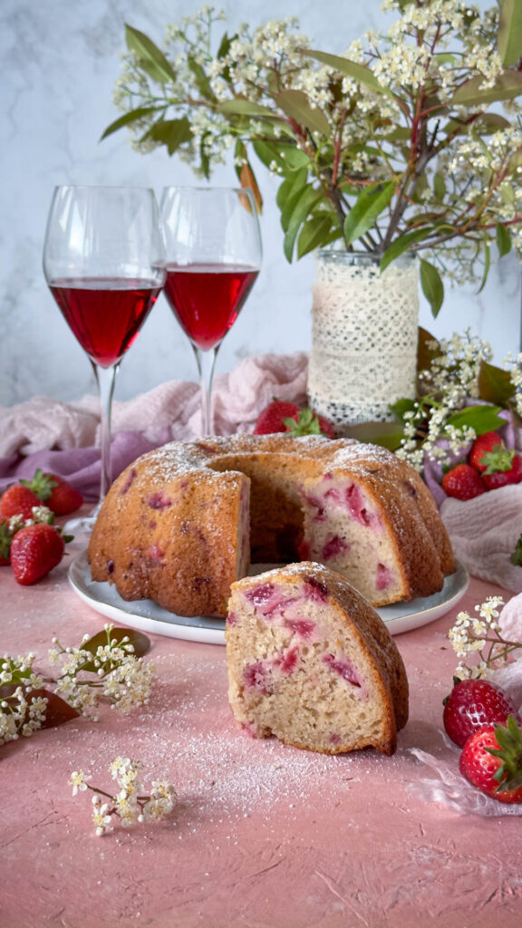 torta golosa fragole e yogurt con brachetto fetta tagliata e pronta da gustare