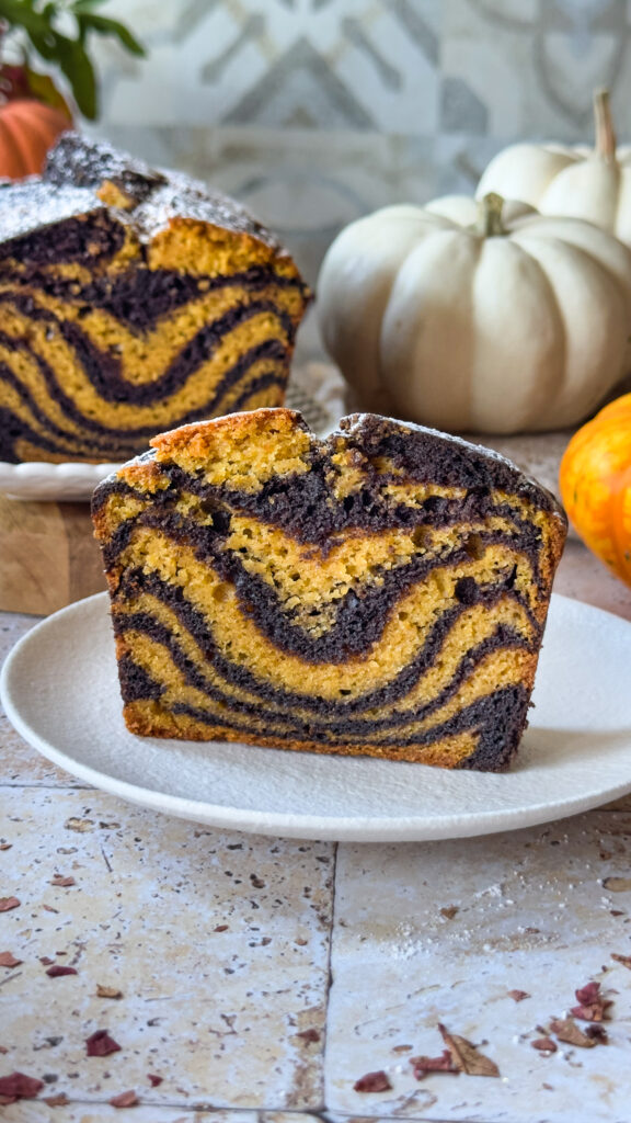 Plumcake veg zucca e cioccolato marmorizzato fetta pronta da gustare