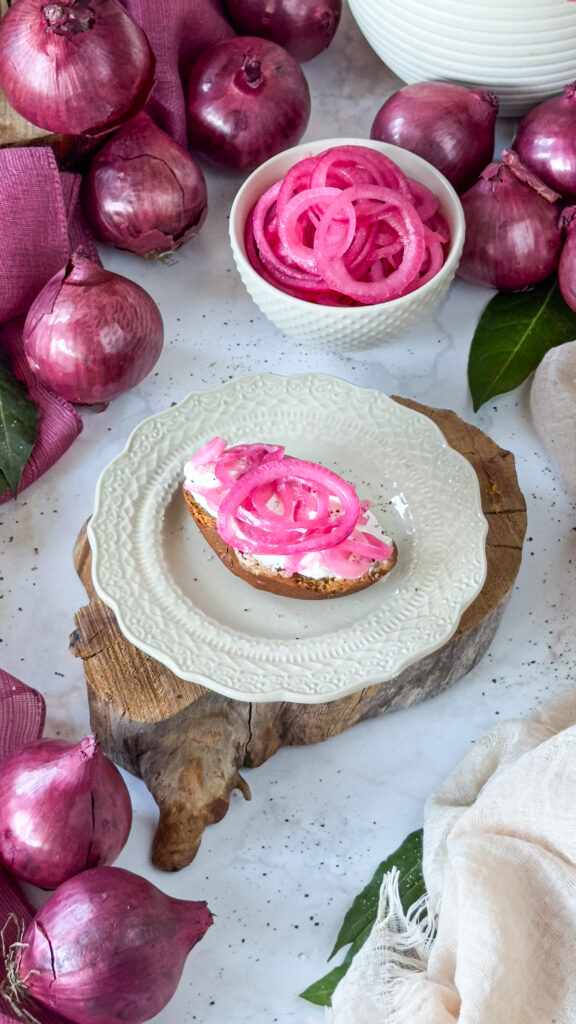 Cipolla rossa marinata alla barbabietola per bruschetta