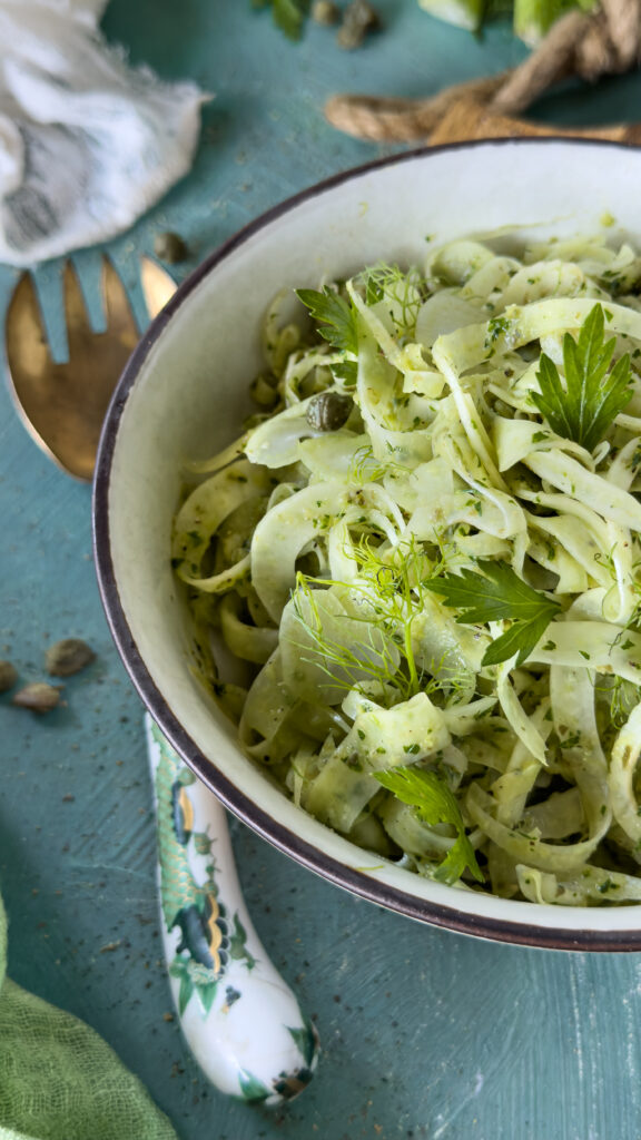Finocchi crudi affettati con mandolina e conditi con salsa aromatica