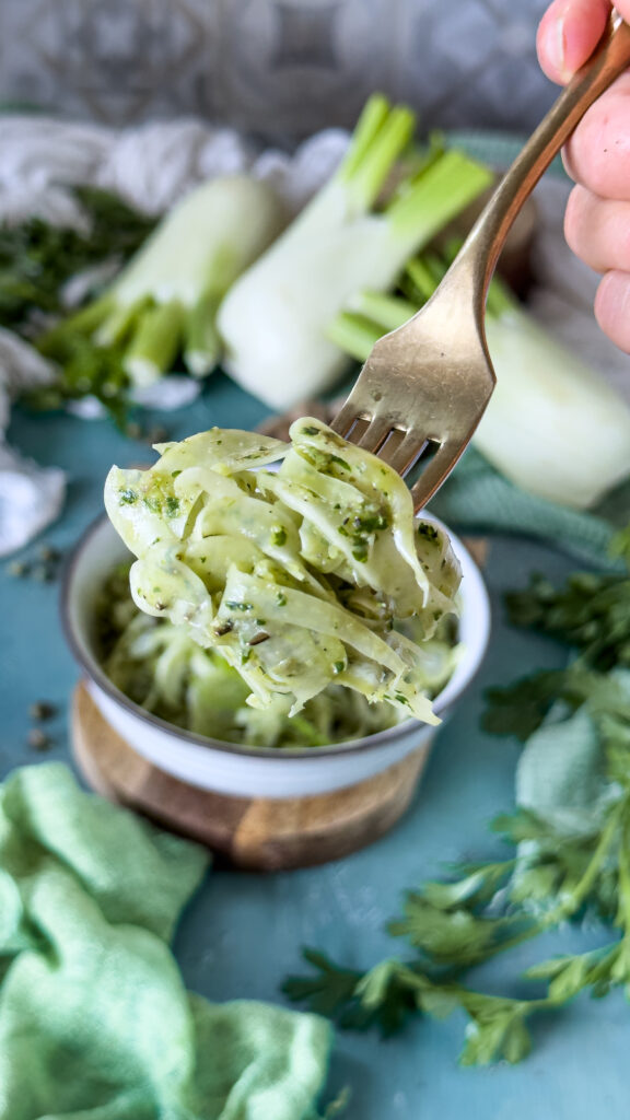 Ricetta veloce di finocchi crudi con condimento al prezzemolo