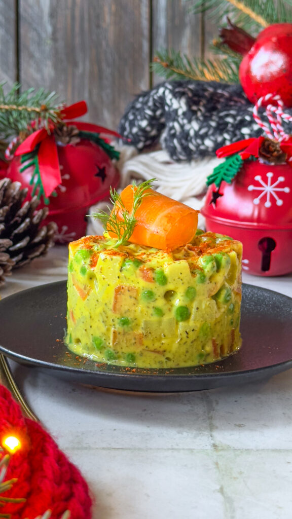 Porzione di insalata russa leggera e digeribile con maionese vegetale di riso